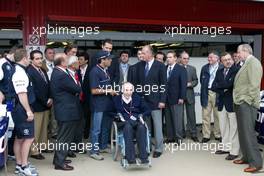 28.04.2002 Barcelona, Spanien, Barcelona, Sonntag, Spaniens König Juan Carlos zu Besuch bei BMW Williams an der Box - VL: Marc Gene, König Carlos, Frank Williams, Formel 1 Grand Prix (GP) von Spanien 2002. c xpb.cc Email: info@xpb.cc, weitere Bilder auf der Datenbank: www.xpb.cc