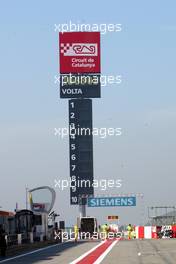25.04.2002 Barcelona, Spanien, Vorbereitungen im Fahrerlager am Donnerstag, FEATURE Boxengasse mit Anzeigeturm, Formel 1 Grand Prix (GP) von Spanien 2002. c xpb.cc Email: info@xpb.cc, weitere Bilder auf der Datenbank: www.xpb.cc