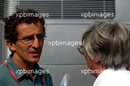26.04.2002 Barcelona, Spanien, Barcelona, Freitag, Alain Prost ist zu Gast bei der F1 - hier mit Bernie Ecclestone, Paddock, Formel 1 Grand Prix (GP) von Spanien 2002. c xpb.cc Email: info@xpb.cc, weitere Bilder auf der Datenbank: www.xpb.cc
