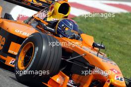 26.04.2002 Barcelona, Spanien, Barcelona, Training am Freitag, Heinz Harald Frentzen (Orange Arrows) auf der Strecke, Formel 1 Grand Prix (GP) von Spanien 2002. c xpb.cc Email: info@xpb.cc, weitere Bilder auf der Datenbank: www.xpb.cc