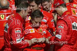 26.04.2002 Barcelona, Spanien, Barcelona, Freitag, Gruppenbild mit Rubens Barrichello, Jean Todt und Michael Schumacher (Ferrari) hier mit Handy (Vodafone) in der Hand, Box, Formel 1 Grand Prix (GP) von Spanien 2002. c xpb.cc Email: info@xpb.cc, weitere Bilder auf der Datenbank: www.xpb.cc