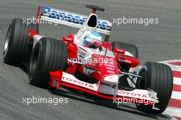 26.04.2002 Barcelona, Spanien, Barcelona, Training am Freitag, Mika Salo (Toyota) auf der Strecke, Formel 1 Grand Prix (GP) von Spanien 2002. c xpb.cc Email: info@xpb.cc, weitere Bilder auf der Datenbank: www.xpb.cc
