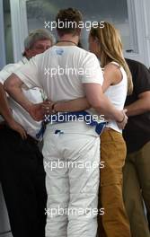 27.04.2002 Barcelona, Spanien, Barcelona, Qualifying am Samstag, Cora und Ralf Schumacher vor dem Qualifying im Motorhome, Box, Formel 1 Grand Prix (GP) von Spanien 2002. c xpb.cc Email: info@xpb.cc, weitere Bilder auf der Datenbank: www.xpb.cc