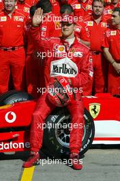 26.04.2002 Barcelona, Spanien, Barcelona, Freitag, Gruppenbild mit Ferrari und Michael Schumacher (Ferrari), Box, Formel 1 Grand Prix (GP) von Spanien 2002. c xpb.cc Email: info@xpb.cc, weitere Bilder auf der Datenbank: www.xpb.cc
