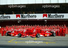 26.04.2002 Barcelona, Spanien, Barcelona, Freitag, Gruppenbild mit Ferrari und Michael Schumacher und Rubens Barrichello, Box, Formel 1 Grand Prix (GP) von Spanien 2002. c xpb.cc Email: info@xpb.cc, weitere Bilder auf der Datenbank: www.xpb.cc