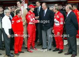 28.04.2002 Barcelona, Spanien, Barcelona, Sonntag, Spaniens König Juan Carlos zu Besuch bei Ferrari an der Box - VL: Bernie Ecclestone, Jean Todt, Michael Schumacher, König Carlos, Rubens Barrichello, Formel 1 Grand Prix (GP) von Spanien 2002. c xpb.cc Email: info@xpb.cc, weitere Bilder auf der Datenbank: www.xpb.cc