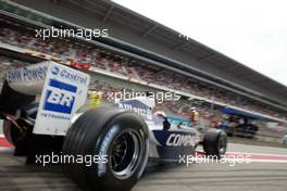 27.04.2002 Barcelona, Spanien, Barcelona, Training am Freitag, Juan Pablo Montoya (BMW WilliamsF1) fährt aus der Box, Reifen Feature - Michelin, Formel 1 Grand Prix (GP) von Spanien 2002. c xpb.cc Email: info@xpb.cc, weitere Bilder auf der Datenbank: www.xpb.cc