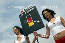 28.04.2002 Barcelona, Spanien, Barcelona, GRID, Formel 1 Grand Prix (GP) von Spanien 2002, Gridgirls bei der Startaufstellung, Sonntag, Strecke c xpb.cc Email: info@xpb.cc, weitere Bilder auf der Datenbank: www.xpb.cc