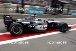 27.04.2002 Barcelona, Spanien, Barcelona, Training am Samstag, Kimi Raikkonen - Räikkönen in der Boxengasse, Formel 1 Grand Prix (GP) von Spanien 2002. c xpb.cc Email: info@xpb.cc, weitere Bilder auf der Datenbank: www.xpb.cc