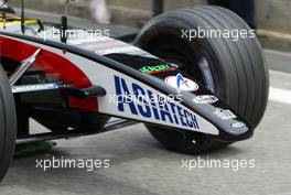 27.04.2002 Barcelona, Spanien, Barcelona, Qualifying am Samstag, auch Alex Yoong s Frontflügel ist einfach abgefallen (European Minardi), Formel 1 Grand Prix (GP) von Spanien 2002. c xpb.cc Email: info@xpb.cc, weitere Bilder auf der Datenbank: www.xpb.cc