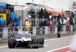 27.04.2002 Barcelona, Spanien, Barcelona, Training am Samstag, Juan Pablo Montoya (BMW WilliamsF1) fährt durch die Boxengasse, Formel 1 Grand Prix (GP) von Spanien 2002. c xpb.cc Email: info@xpb.cc, weitere Bilder auf der Datenbank: www.xpb.cc