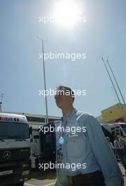 25.04.2002 Barcelona, Spanien, Ankunft von Michael Schumacher im Fahrerlager - Paddock am Donnerstag, Formel 1 Grand Prix (GP) von Spanien 2002. c xpb.cc Email: info@xpb.cc, weitere Bilder auf der Datenbank: www.xpb.cc