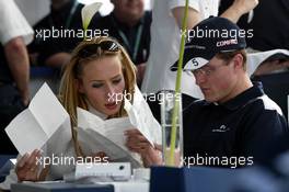 25.04.2002 Barcelona, Spanien, Barcelona, Donnerstag, Ralf Schumacher und seine Ehefrau Cora im BMW Williams Motorhome, Paddock, Formel 1 Grand Prix (GP) von Spanien 2002. c xpb.cc Email: info@xpb.cc, weitere Bilder auf der Datenbank: www.xpb.cc