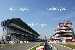 25.04.2002 Barcelona, Spanien, Die NEUE Haupttribüne an der Start- und Zielgeraden gegenüber der Boxengasse, Donnerstag, Formel 1 Grand Prix (GP) von Spanien 2002. c xpb.cc Email: info@xpb.cc, weitere Bilder auf der Datenbank: www.xpb.cc