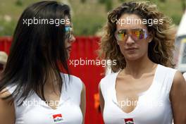 27.04.2002 Barcelona, Spanien, Barcelona, Samstag, Gridgirls stellen sich auf / Paddock Bereich, Girls, Formel 1 Grand Prix (GP) von Spanien 2002. c xpb.cc Email: info@xpb.cc, weitere Bilder auf der Datenbank: www.xpb.cc