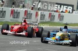 28.04.2002 Barcelona, Spanien, Barcelona, Rennen zum Formel 1 Grand Prix (GP) von Spanien 2002, Michael Schumacher (Ferrari) überholt Jarno Trulli (Renault F1), Sonntag, Strecke c xpb.cc Email: info@xpb.cc, weitere Bilder auf der Datenbank: www.xpb.cc