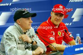 25.04.2002 Barcelona, Spanien, Pressekonferenz der FIA am Donnerstag mit Kimi Raikkonen - Räikkönen (McLaren Mercedes), Michael Schumacher (Ferrari), Formel 1 Grand Prix (GP) von Spanien 2002. c xpb.cc Email: info@xpb.cc, weitere Bilder auf der Datenbank: www.xpb.cc