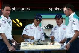 25.04.2002 Barcelona, Spanien, Barcelona, Felipe Massa (Sauber Petronas) in der Boxengasse am Donnerstag, an seinem 21ten Geburtstag - hier mit Nick Heidfeld, Formel 1 Grand Prix (GP) von Spanien 2002. c xpb.cc Email: info@xpb.cc, weitere Bilder auf der Datenbank: www.xpb.cc
