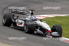27.04.2002 Barcelona, Spanien, Barcelona, Training am Samstag, Kimi Raikkonen - Räikkönen (McLaren Mercedes) auf der Strecke, Formel 1 Grand Prix (GP) von Spanien 2002. c xpb.cc Email: info@xpb.cc, weitere Bilder auf der Datenbank: www.xpb.cc