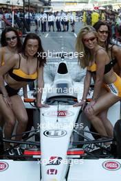 25.04.2002 Barcelona, Spanien, Barcelona, Boxengirls im Fahrerlager am Donnerstag, FEATURE Boxengasse bei BAR Honda - Girls zeigen Bademode, Formel 1 Grand Prix (GP) von Spanien 2002. c xpb.cc Email: info@xpb.cc, weitere Bilder auf der Datenbank: www.xpb.cc