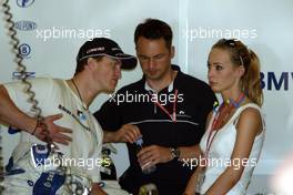 27.04.2002 Barcelona, Spanien, Barcelona, Qualifying am Samstag, Ralf Schumacher (BMW WilliamsF1) und seine Frau Cora in der Box, Formel 1 Grand Prix (GP) von Spanien 2002. c xpb.cc Email: info@xpb.cc, weitere Bilder auf der Datenbank: www.xpb.cc