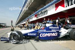 26.04.2002 Barcelona, Spanien, Barcelona, Training am Freitag, Juan Pablo Montoya (BMW WilliamsF1) fährt aus der Box, Formel 1 Grand Prix (GP) von Spanien 2002. c xpb.cc Email: info@xpb.cc, weitere Bilder auf der Datenbank: www.xpb.cc