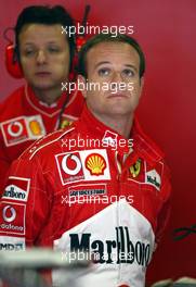 27.04.2002 Barcelona, Spanien, Barcelona, Training am Samstag, Rubens Barrichello (Ferrari) in der Box, Formel 1 Grand Prix (GP) von Spanien 2002. c xpb.cc Email: info@xpb.cc, weitere Bilder auf der Datenbank: www.xpb.cc