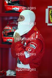 27.04.2002 Barcelona, Spanien, Barcelona, Training am Samstag, Michael Schumacher (Ferrari) in der Box, Formel 1 Grand Prix (GP) von Spanien 2002. c xpb.cc Email: info@xpb.cc, weitere Bilder auf der Datenbank: www.xpb.cc