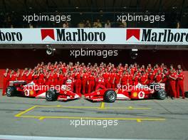 26.04.2002 Barcelona, Spanien, Barcelona, Freitag, Gruppenbild mit Ferrari und Michael Schumacher und Rubens Barrichello - hier mit Handys (Vodafone) in der Hand, Box, Formel 1 Grand Prix (GP) von Spanien 2002. c xpb.cc Email: info@xpb.cc, weitere Bilder auf der Datenbank: www.xpb.cc