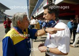 26.04.2002 Barcelona, Spanien, Barcelona, Training am Freitag, Dr. Mari Theisen mit dem Chefing. von Michelin, Box, Formel 1 Grand Prix (GP) von Spanien 2002. c xpb.cc Email: info@xpb.cc, weitere Bilder auf der Datenbank: www.xpb.cc