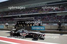 26.04.2002 Barcelona, Spanien, Barcelona, Training am Freitag, Kimi Raikkonen - Räikkönen (McLaren Mercedes) in der Boxengasse, Formel 1 Grand Prix (GP) von Spanien 2002. c xpb.cc Email: info@xpb.cc, weitere Bilder auf der Datenbank: www.xpb.cc