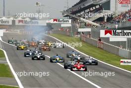 28.04.2002 Barcelona, Spanien, Barcelona, Start - Rennen zum Formel 1 Grand Prix (GP) von Spanien 2002, Michael Schumacher vor Ralf Schumacher und Juan Pablo Montoya, Sonntag, Strecke c xpb.cc Email: info@xpb.cc, weitere Bilder auf der Datenbank: www.xpb.cc