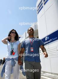 25.04.2002 Barcelona, Spanien, Ankunft von Juan Pablo Montoya und seine Verlobte Connie im Fahrerlager - Paddock am Donnerstag, Formel 1 Grand Prix (GP) von Spanien 2002. c xpb.cc Email: info@xpb.cc, weitere Bilder auf der Datenbank: www.xpb.cc