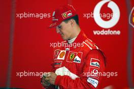 27.04.2002 Barcelona, Spanien, Barcelona, Training am Samstag, Michael Schumacher (Ferrari) in der Box, Formel 1 Grand Prix (GP) von Spanien 2002. c xpb.cc Email: info@xpb.cc, weitere Bilder auf der Datenbank: www.xpb.cc