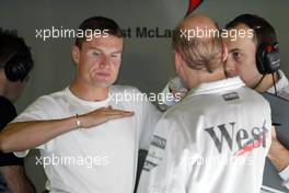 26.04.2002 Barcelona, Spanien, Barcelona, Training am Freitag, David Coulthard (McLaren Mercedes) in der Box - wartet auf dseinen Einsatz, Box, Formel 1 Grand Prix (GP) von Spanien 2002. c xpb.cc Email: info@xpb.cc, weitere Bilder auf der Datenbank: www.xpb.cc