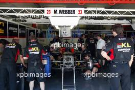 26.04.2002 Barcelona, Spanien, Barcelona, Training am Freitag, Mark Webber (European Minardi) in der Box, Formel 1 Grand Prix (GP) von Spanien 2002. c xpb.cc Email: info@xpb.cc, weitere Bilder auf der Datenbank: www.xpb.cc