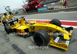 27.04.2002 Barcelona, Spanien, Barcelona, Qualifying am Samstag, Takuma Sato (Jordan Honda) in der Box, Formel 1 Grand Prix (GP) von Spanien 2002. c xpb.cc Email: info@xpb.cc, weitere Bilder auf der Datenbank: www.xpb.cc