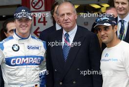 28.04.2002 Barcelona, Spanien, Barcelona, Sonntag, Spaniens König Juan Carlos zu Besuch bei BMW Williams an der Box - VL: Ralf Schumacher, König Carlos, Juan Pablo Montoya, Formel 1 Grand Prix (GP) von Spanien 2002. c xpb.cc Email: info@xpb.cc, weitere Bilder auf der Datenbank: www.xpb.cc