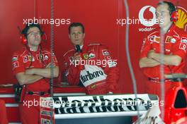 26.04.2002 Barcelona, Spanien, Barcelona, Training am Freitag, Michael Schumacher (Ferrari) in der Box - wartet auf dseinen Einsatz, Box, Formel 1 Grand Prix (GP) von Spanien 2002. c xpb.cc Email: info@xpb.cc, weitere Bilder auf der Datenbank: www.xpb.cc