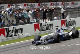 28.04.2002 Barcelona, Spanien, Barcelona, Start-Zielgerade, FINISH des Formel 1 Grand Prix (GP) von Spanien 2002, Juan Pablo Montoya (2ter), Sonntag, Rennen, Strecke c xpb.cc Email: info@xpb.cc, weitere Bilder auf der Datenbank: www.xpb.cc