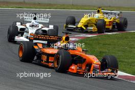 28.04.2002 Barcelona, Spanien, Barcelona, Rennen zum Formel 1 Grand Prix (GP) von Spanien 2002, Heinz Harald Frentzen (Orange Arrows) vor Olivier Panis (BAR Honda) und Giancarlo Fisichella (Jordan), Sonntag, Strecke c xpb.cc Email: info@xpb.cc, weitere Bilder auf der Datenbank: www.xpb.cc