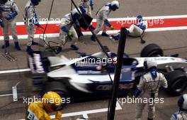 28.04.2002 Barcelona, Spanien, Barcelona, Rennen zum Formel 1 Grand Prix (GP) von Spanien 2002, Juan Pablo Montoya (BMW WilliamsF1) beim Boxenstop - beim tanken fährt JPM los obwohl noch der Tankschlauch am Auto ist und fährt dabei einem Mechaniker vorne links über den Fuß, Sonntag, Strecke c xpb.cc Email: info@xpb.cc, weitere Bilder auf der Datenbank: www.xpb.cc