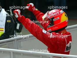 28.04.2002 Barcelona, Spanien, Barcelona, Park Ferme nach dem Formel 1 Grand Prix (GP) von Spanien 2002, Michael Schumacher (1ter), Sonntag, Box c xpb.cc Email: info@xpb.cc, weitere Bilder auf der Datenbank: www.xpb.cc