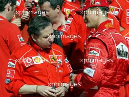 26.04.2002 Barcelona, Spanien, Barcelona, Freitag, Gruppenbild mit Jean Todt und Michael Schumacher (Ferrari) hier mit Handy (Vodafone) in der Hand, Box, Formel 1 Grand Prix (GP) von Spanien 2002. c xpb.cc Email: info@xpb.cc, weitere Bilder auf der Datenbank: www.xpb.cc