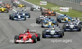 28.04.2002 Barcelona, Spanien, Barcelona, Start - Rennen zum Formel 1 Grand Prix (GP) von Spanien 2002, Michael Schumacher vor Ralf Schumacher und Juan Pablo Montoya, Sonntag, Strecke c xpb.cc Email: info@xpb.cc, weitere Bilder auf der Datenbank: www.xpb.cc