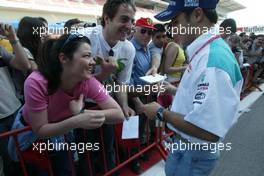 25.04.2002 Barcelona, Spanien, Barcelona, Felipe Massa (Sauber Petronas) in der Boxengasse am Donnerstag, gibt Autogramme an seine Fans an seinem 21ten Geburtstag, Formel 1 Grand Prix (GP) von Spanien 2002. c xpb.cc Email: info@xpb.cc, weitere Bilder auf der Datenbank: www.xpb.cc