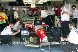 26.04.2002 Barcelona, Spanien, Barcelona, Training am Freitag, Mika Salo (Toyota) in der Box, Formel 1 Grand Prix (GP) von Spanien 2002. c xpb.cc Email: info@xpb.cc, weitere Bilder auf der Datenbank: www.xpb.cc