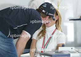 25.04.2002 Barcelona, Spanien, Barcelona, Donnerstag, Ralf Schumacher und seine Ehefrau Cora küsen sich, Paddock, Formel 1 Grand Prix (GP) von Spanien 2002. c xpb.cc Email: info@xpb.cc, weitere Bilder auf der Datenbank: www.xpb.cc