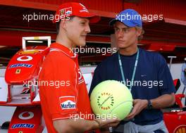25.04.2002 Barcelona, Spanien, Barcelona, Michael Schumacher und Andrew Hewitt bei Ferrari in der Box am Donnerstag, Formel 1 Grand Prix (GP) von Spanien 2002. c xpb.cc Email: info@xpb.cc, weitere Bilder auf der Datenbank: www.xpb.cc