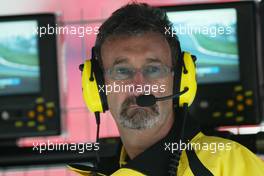 27.04.2002 Barcelona, Spanien, Barcelona, Training am Samstag, Eddie Jordan in der Boxengasse, Portrait, Formel 1 Grand Prix (GP) von Spanien 2002. c xpb.cc Email: info@xpb.cc, weitere Bilder auf der Datenbank: www.xpb.cc